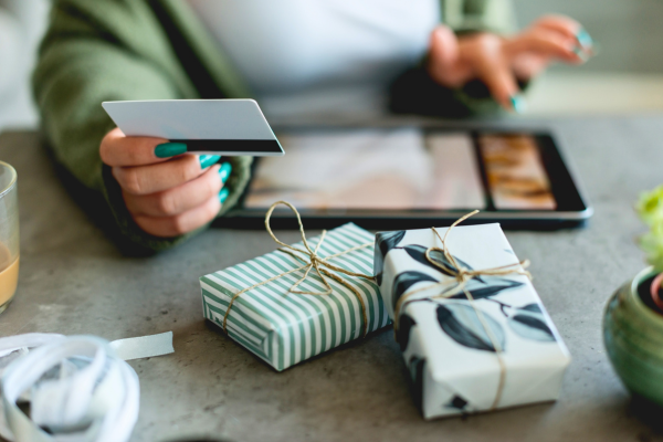 Holiday Shopping: Credit Card Vs Debit Card